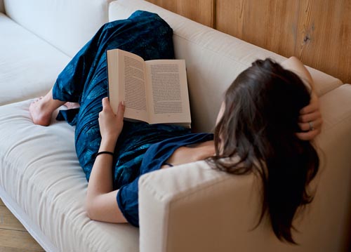 bildreich karten PK 1074: auf dem sofa.