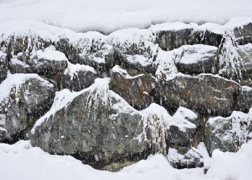 bildreich karten PK 975: schneefall ueber steinkaskaden.